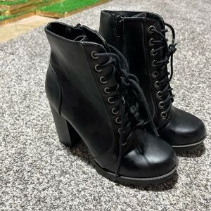 SODA Women's Black Faux Leather Lace/Zip Chunky Boots Size 6.5